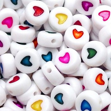 Korálky bílé, barevná srdíčka plast 7 mm 10 g