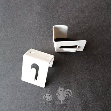 Kovový závěs do okna 3,5 x 2 cm - bílý