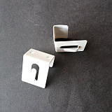 Kovový závěs do okna 3,5 x 2 cm - bílý
